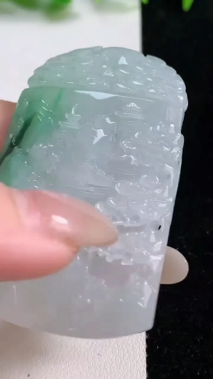 天然A货翡翠山水牌吊坠，尺寸58.4-38-6.9，重量:35.60g
10月14日