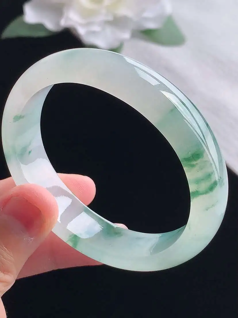 a货翡翠老坑冰种飘花贵妃手镯52-53小圈口  尺寸52.5×45×13.4×7mm 重量46.58g 1013