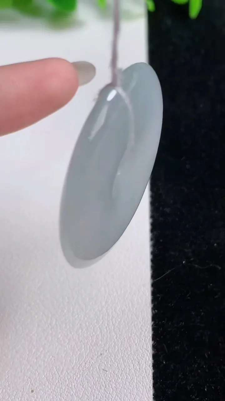 天然A货翡翠平安扣吊坠，尺寸35.4-6，重量:14.81g
10月14日