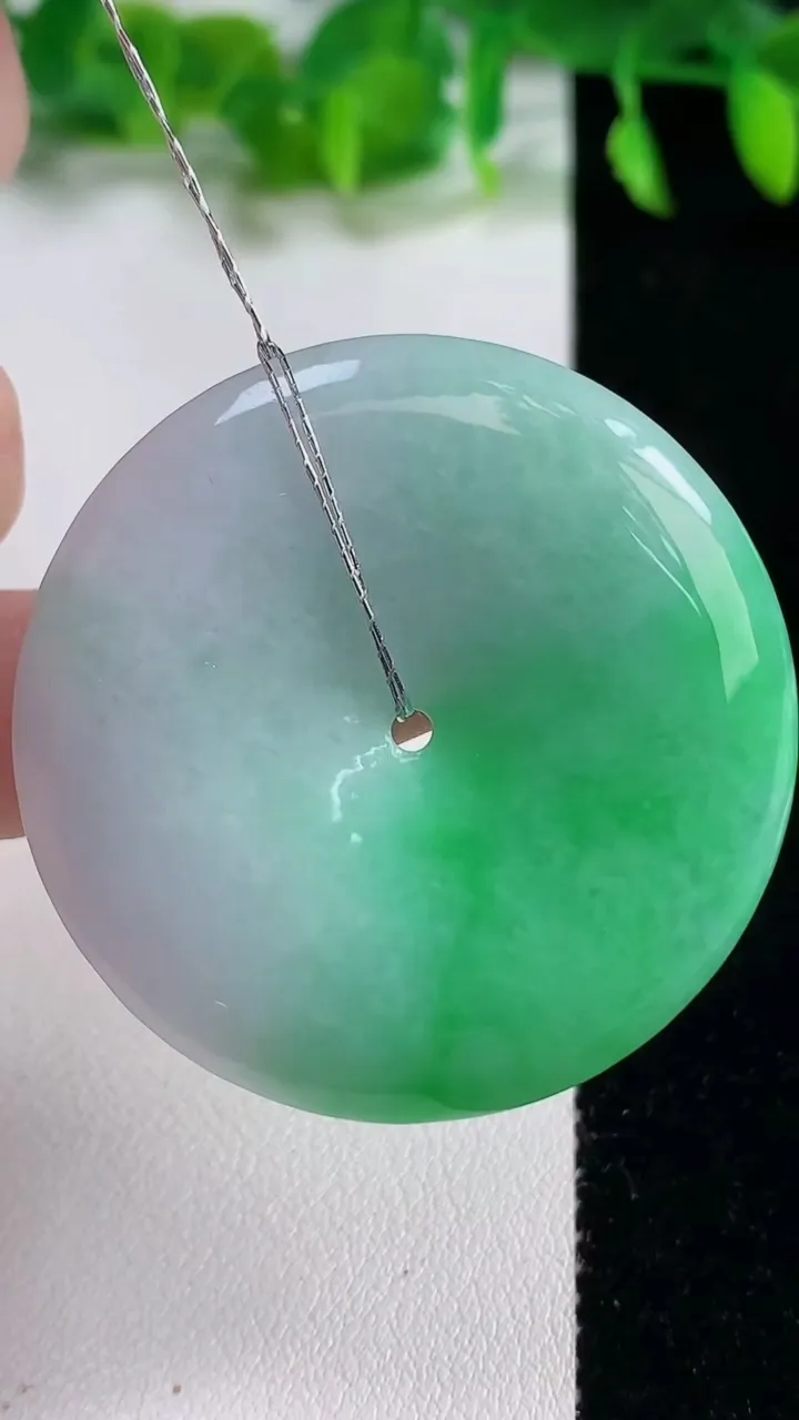 天然A货翡翠平安扣吊坠，尺寸42.6-5.8，重量:22.25g
10月14日