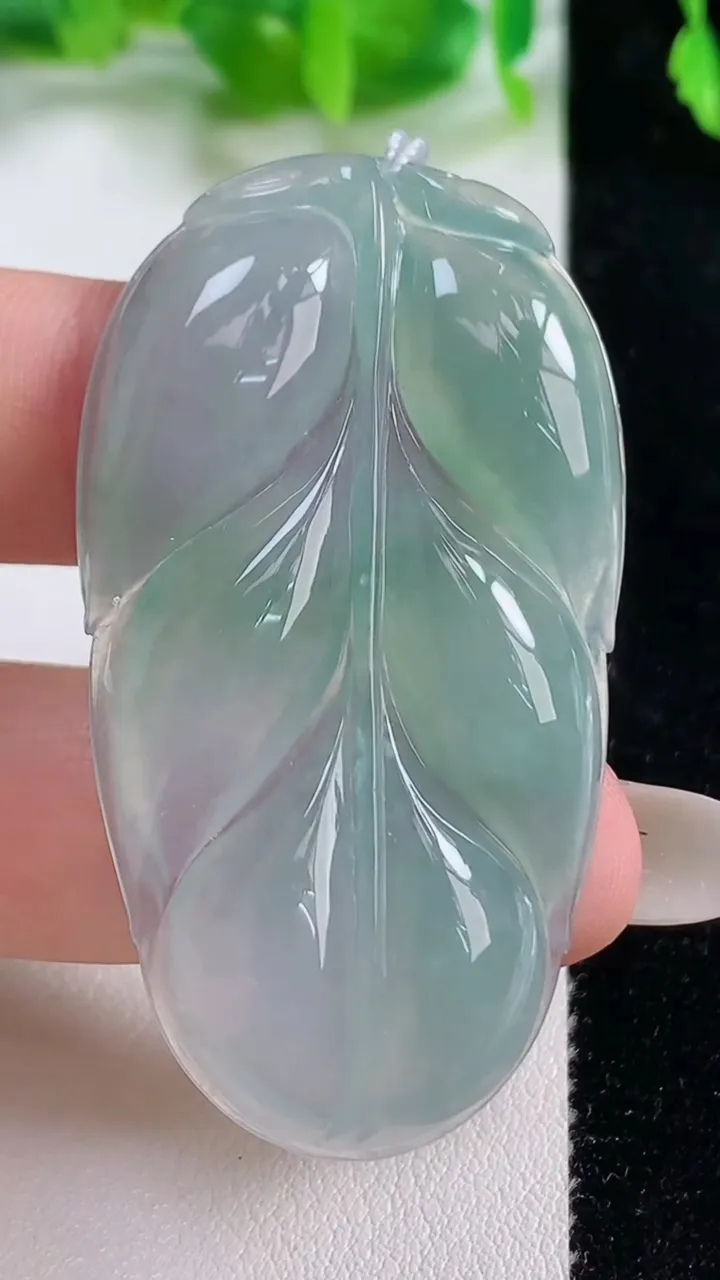 天然A货翡翠金枝玉叶 叶子吊坠，尺寸52-29.5-5.4，重量:15.37g
10月14日