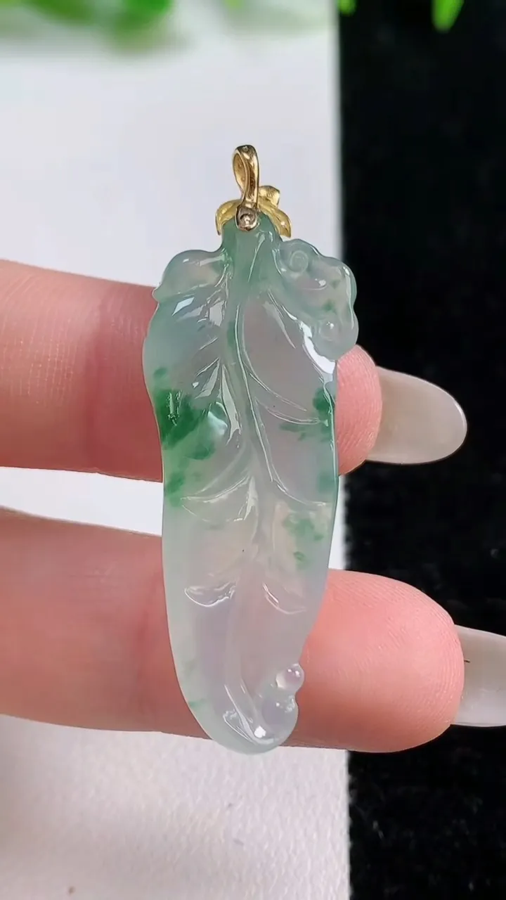 天然A货翡翠种飘花金枝玉叶 叶子吊坠，尺寸37.5-12.3-4.8，重量:5.07g
10月14日