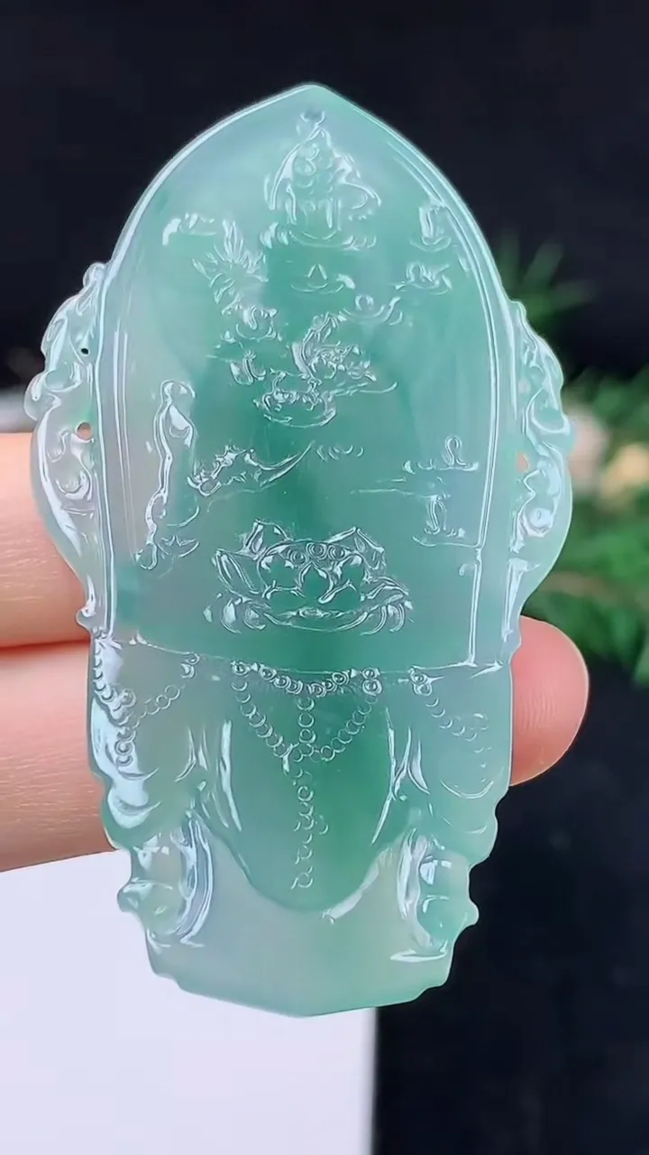 天然A货翡翠蓝水素衣观音吊坠，尺寸59.8-34-5.6，重量:16.06g
10月14日