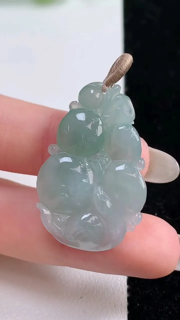 天然A货翡翠灵猴献瑞 福瓜吊坠，尺寸34.4-22.4-5.8，重量:6.62g
10月14日