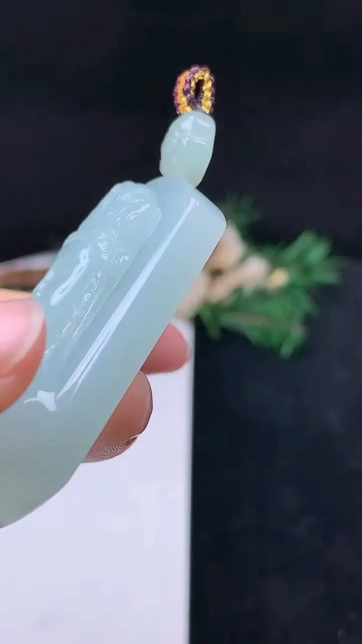 天然A货翡翠观音头吊坠，尺寸54.2-39-11，重量:57.36g
10月14日