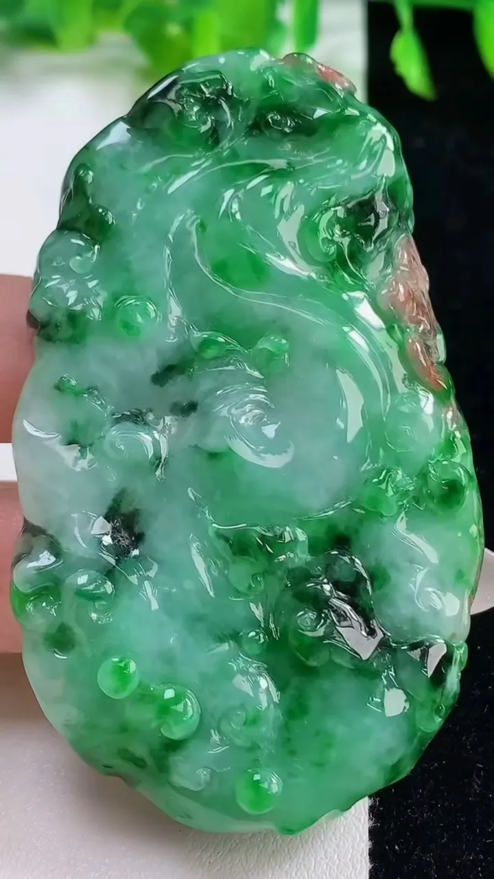 天然A货翡翠龙牌吊坠，尺寸70-41.7-7，重量:41.67g
10月14日