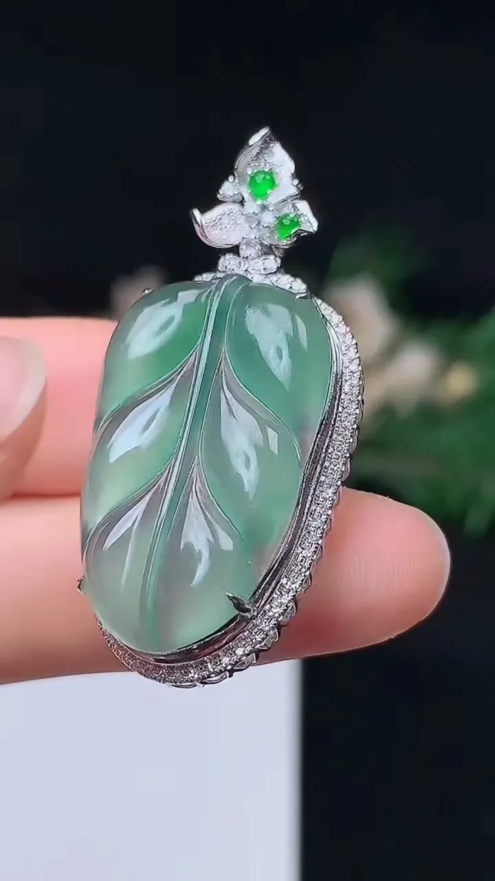 天然A货翡翠金枝玉叶 叶子吊坠，尺寸41-19.6-10，裸石27-17，重量:5.48g
10月14日
