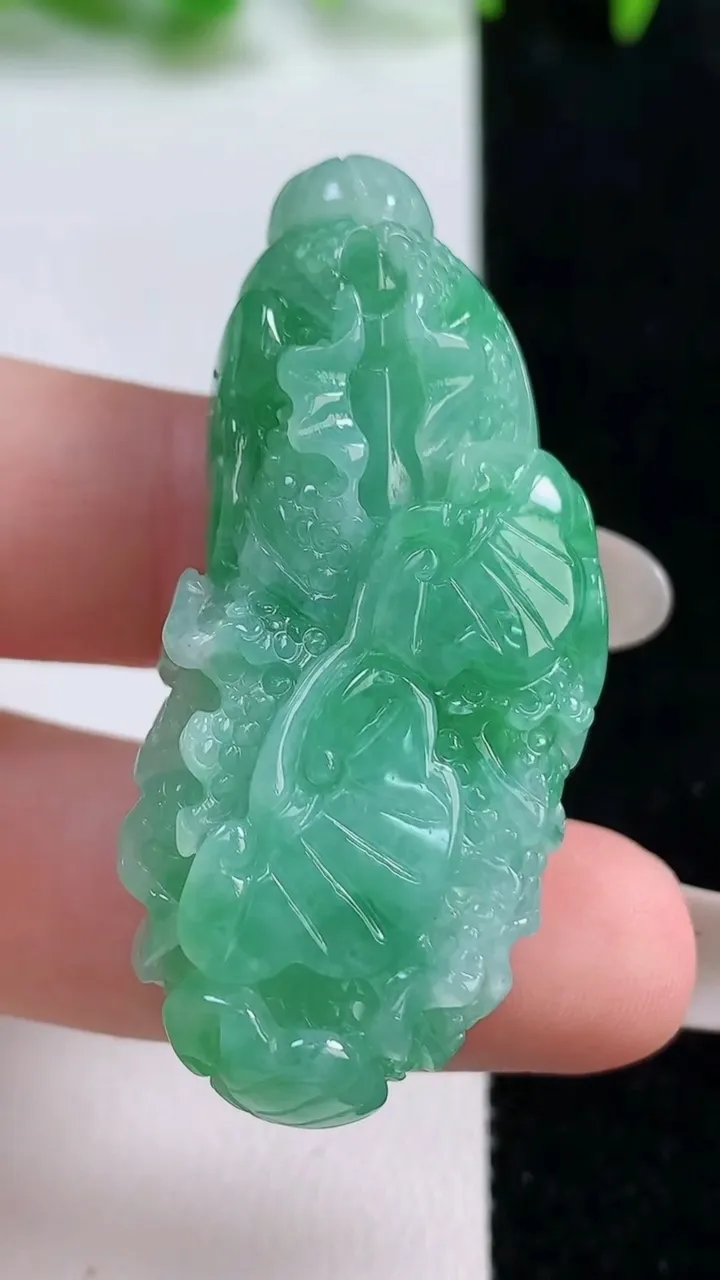 天然A货翡翠寿桃吊坠，尺寸45-25.5-12，重量:22.86g
10月14日