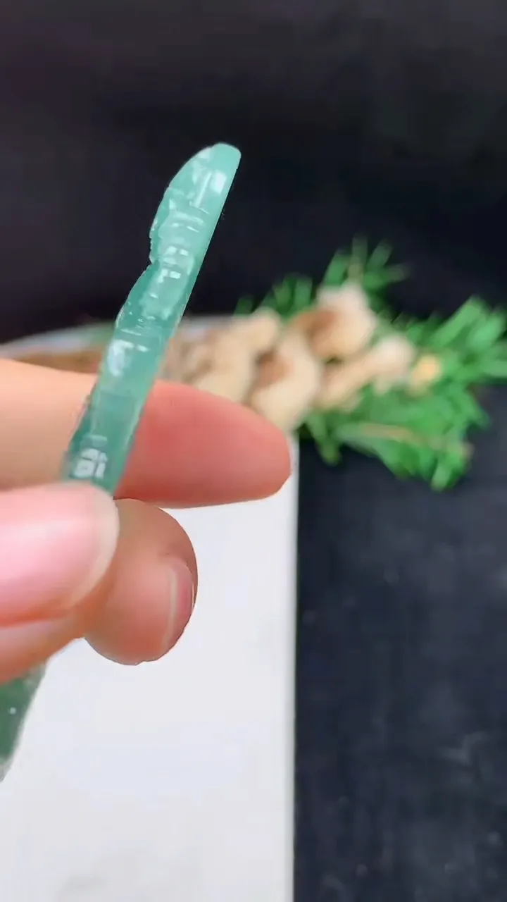 天然A货翡翠蓝水大势至观音菩萨吊坠，尺寸66.3-28.3-5.6，重量:18.82g
10月14日
