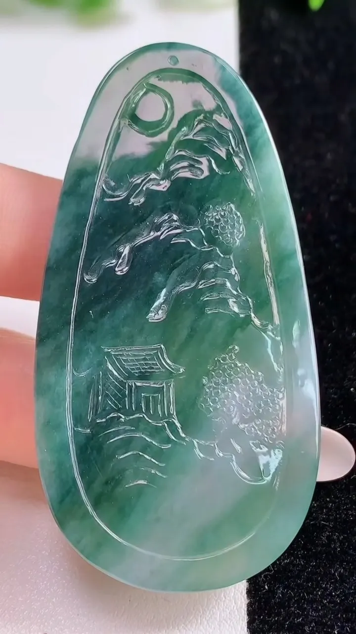 天然A货翡翠牌吊坠，尺寸66.2-33.8-5.4，重量:28.20g
10月14日
