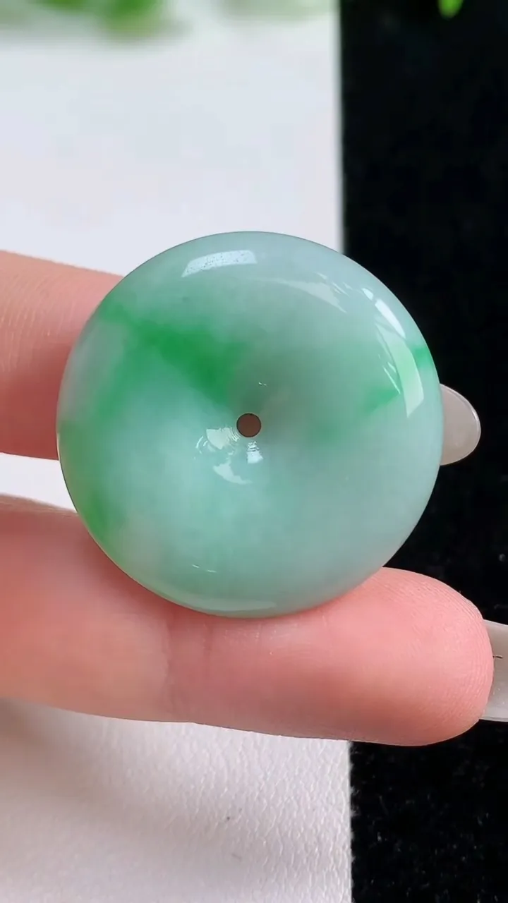 天然A货翡翠平安扣吊坠，尺寸29.3-5.6，重量:10.26g
10月14日