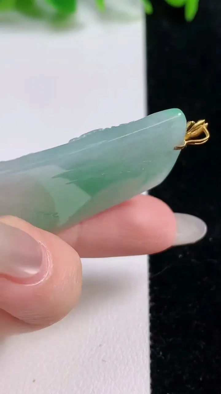 天然A货翡翠山水牌吊坠，尺寸50-29.2-3.6，重量:13.67g
10月14日