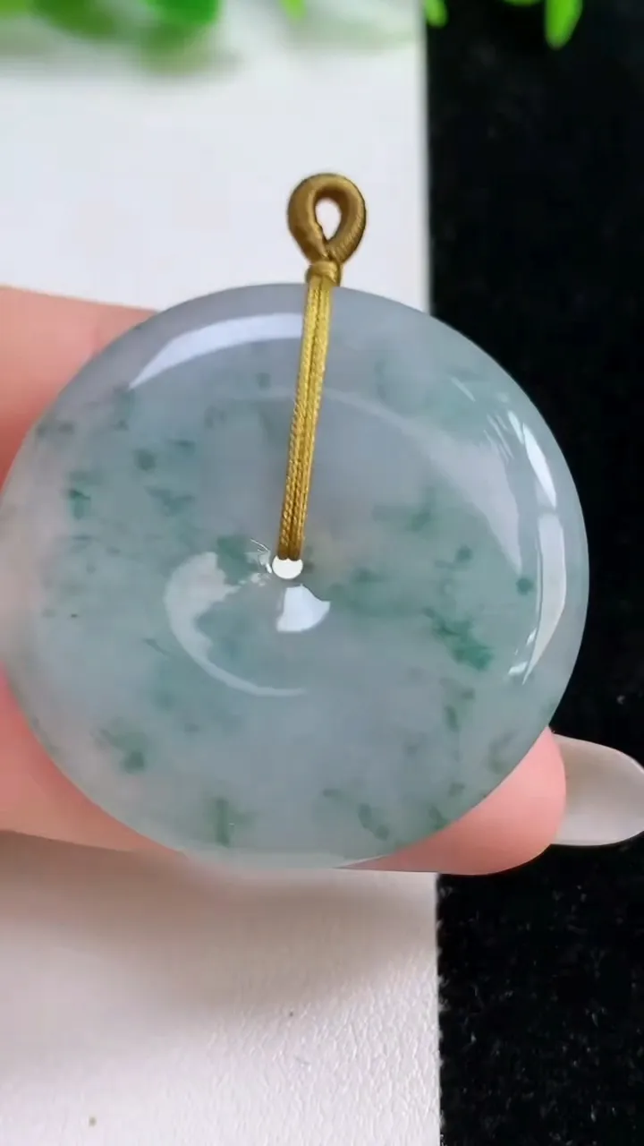 天然A货翡翠冰种飘花平安扣吊坠，尺寸40.2-6，重量:20.93g
10月14日