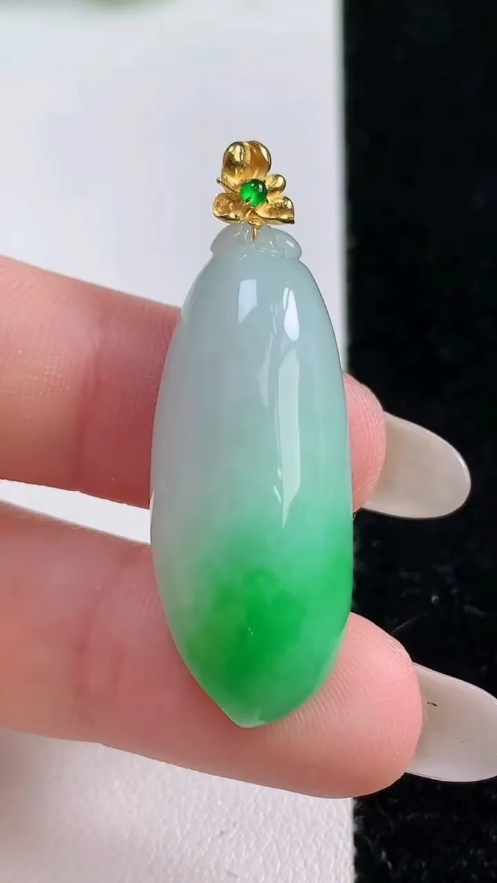 天然A货翡翠福瓜吊坠，尺寸33.5-14-10.6，重量:9.25g
10月14日
