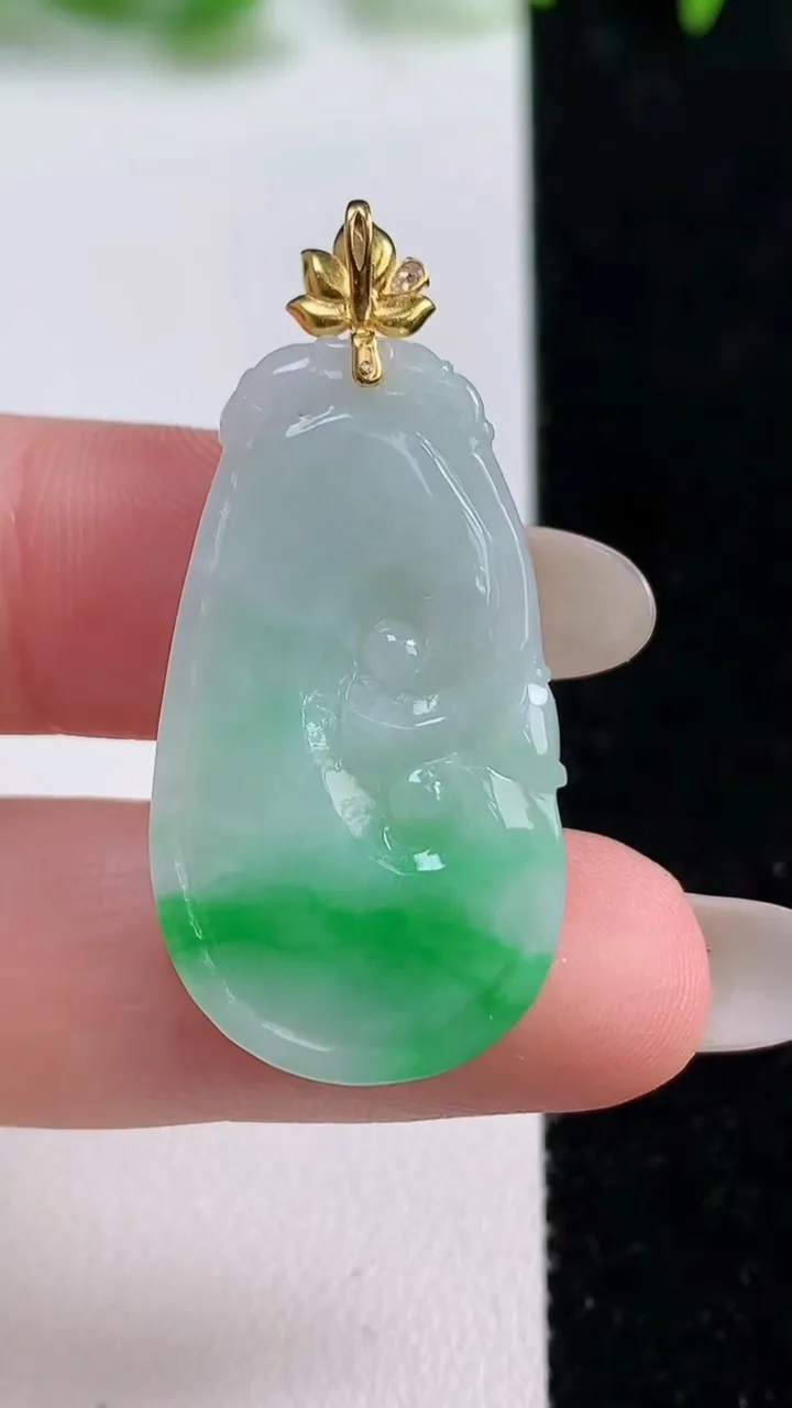 天然A货翡翠如意吊坠，尺寸32.5-18-4.3，重量:5.56g
10月14日