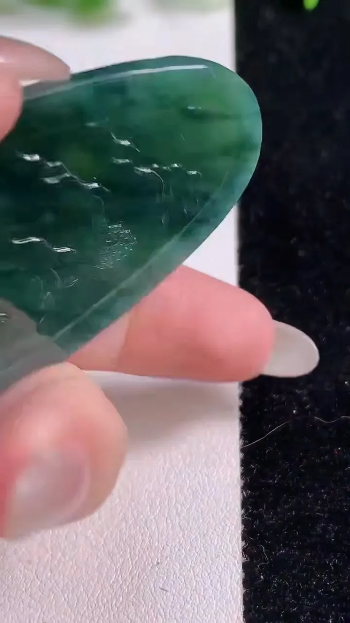天然A货翡翠牌吊坠，尺寸66.2-33.8-5.4，重量:28.20g
10月14日