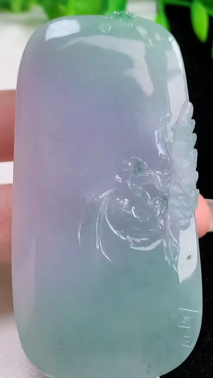天然A货翡翠春带彩 紫罗兰生肖虎 虎牌吊坠，尺寸72.6-37-12，重量:66.97g
10月14日