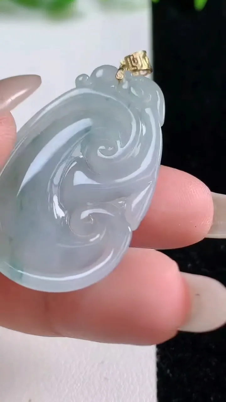 天然A货翡翠种飘花如意吊坠，尺寸38.2-23.3-5.8，重量:9.53g
10月14日