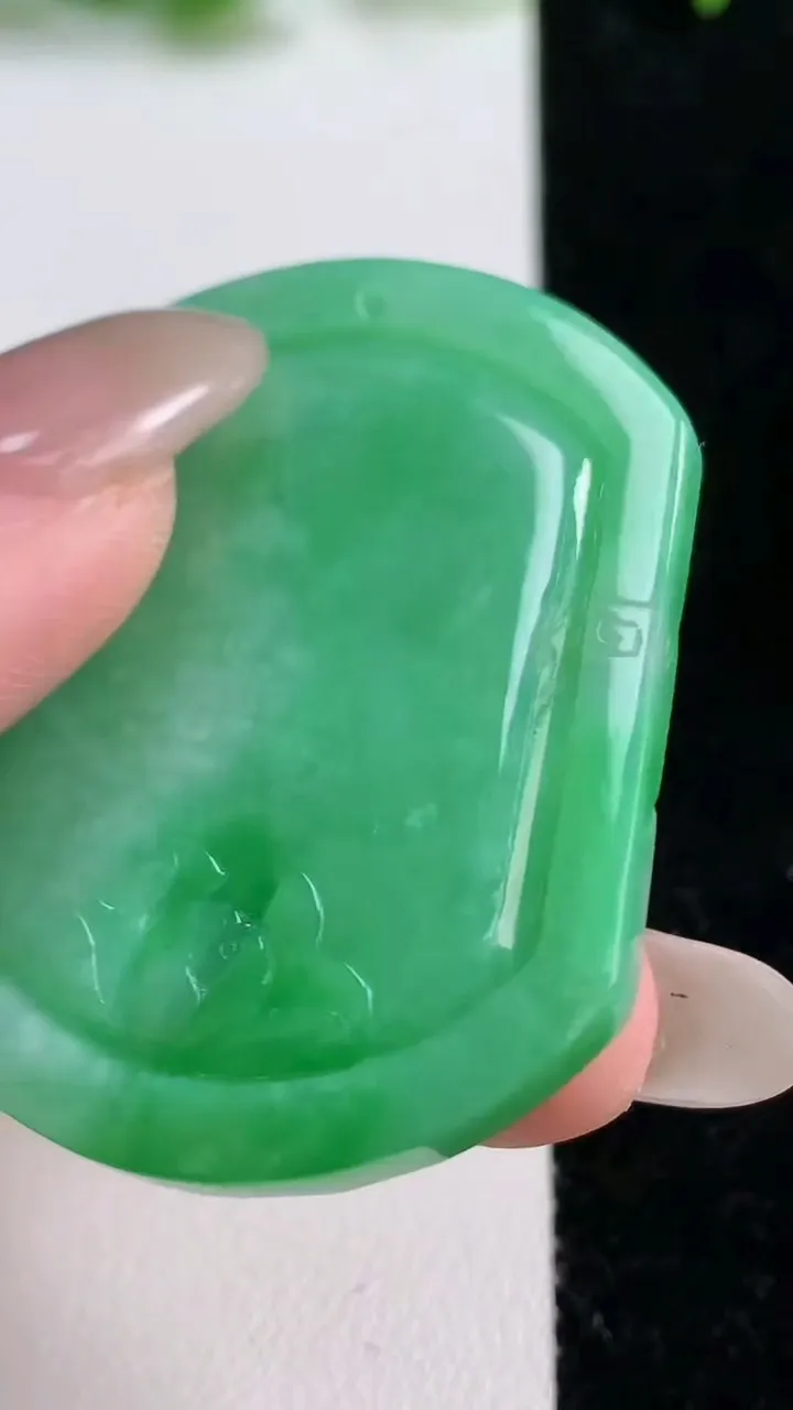 天然A货翡翠生肖虎 虎牌吊坠，尺寸45.5-35.5-5，重量:19.14g
10月14日