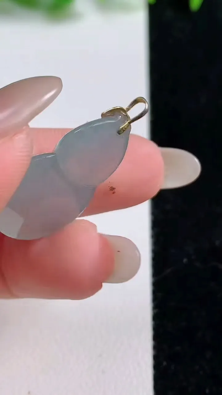 天然A货翡翠葫芦吊坠，尺寸25.7-16.2-7，重量:4.66g
10月14日