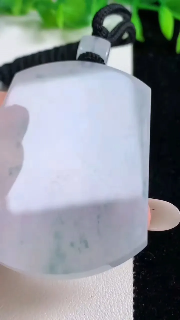 天然A货翡翠种飘花无事牌吊坠，尺寸55.8-42.4-6，重量:41.79g
10月14日