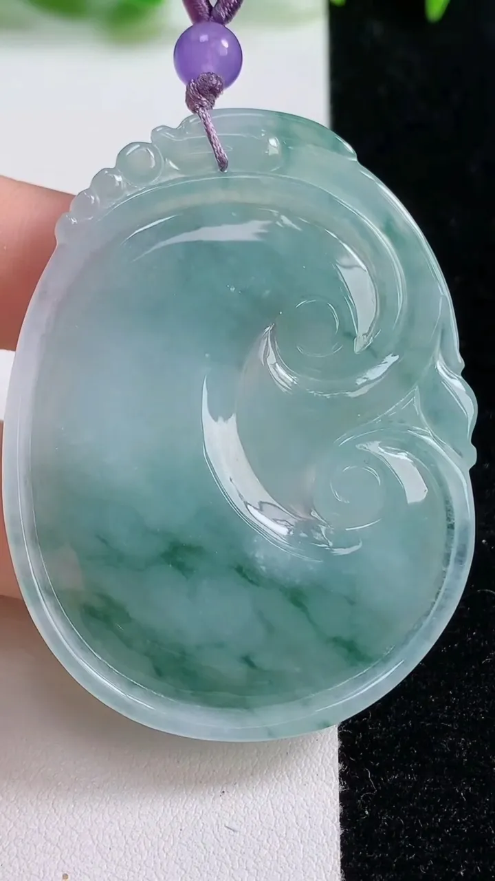 天然A货翡翠冰种飘花如意吊坠，尺寸55.8-42.5-6，重量:25.60g
10月14日