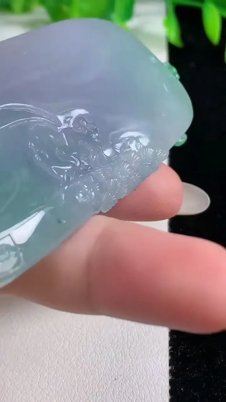 天然A货翡翠春带彩 紫罗兰生肖虎 虎牌吊坠，尺寸72.6-37-12，重量:66.97g
10月14日