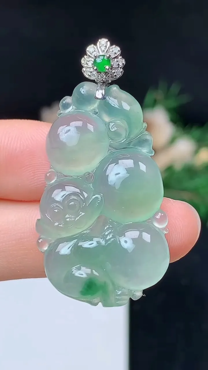 天然A货翡翠生肖猴吊坠，尺寸34.8-21.2-5.2，重量:7.15g
10月14日
