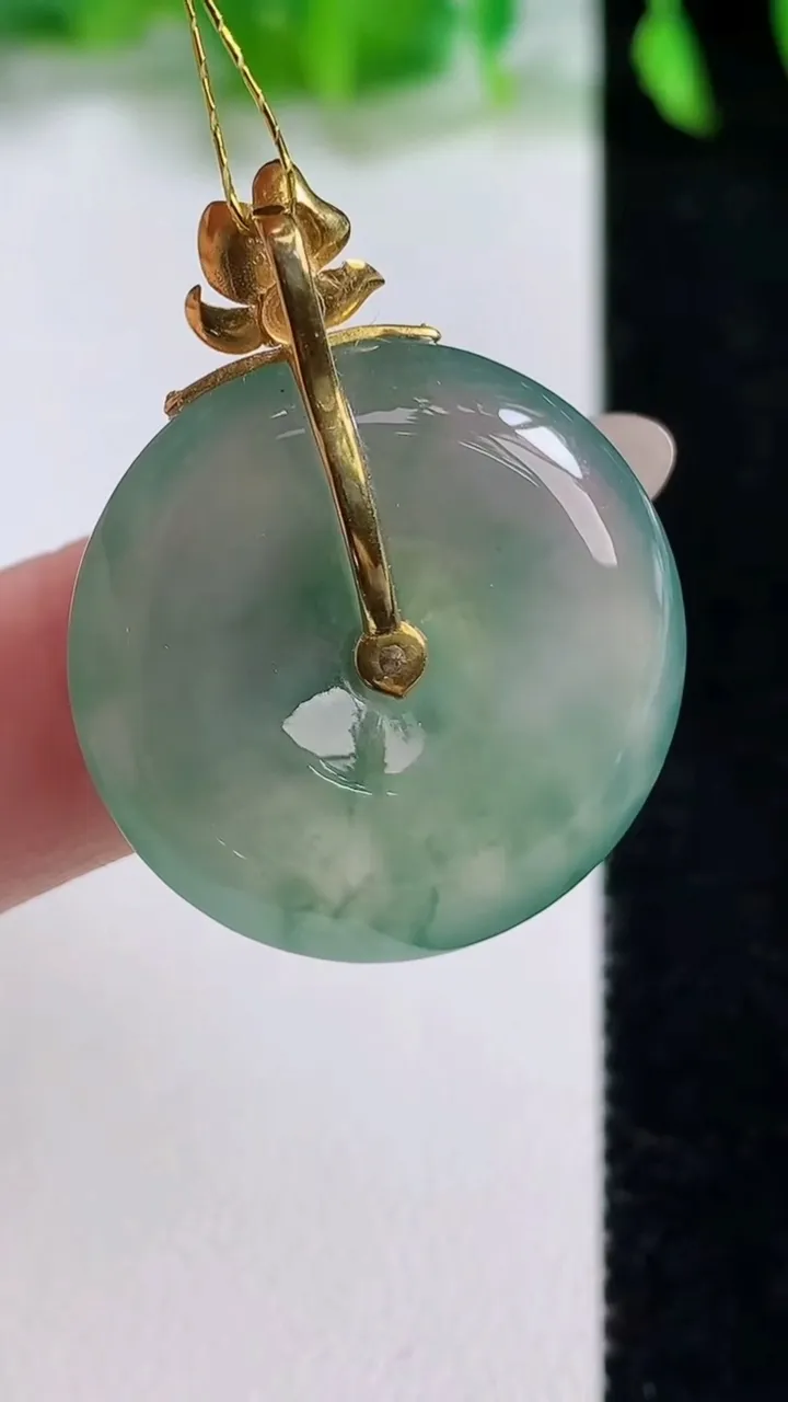 天然A货翡翠种飘花平安扣吊坠，尺寸25-6，重量:8.27g
10月14日