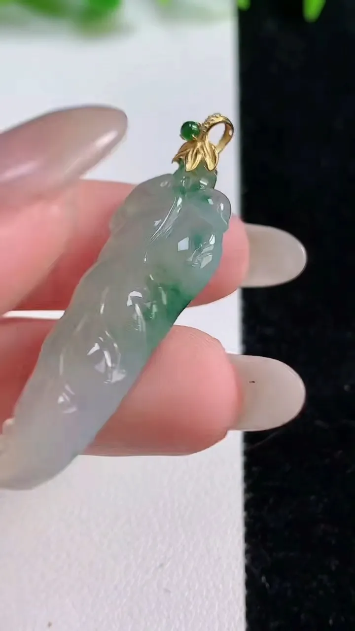 天然A货翡翠种飘花金枝玉叶 叶子吊坠，尺寸37.5-12.3-4.8，重量:5.07g
10月14日