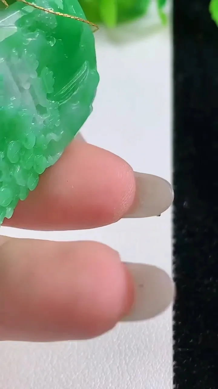 天然A货翡翠山水牌吊坠，尺寸47.7-33.2-6.2，重量:20.80g
10月14日