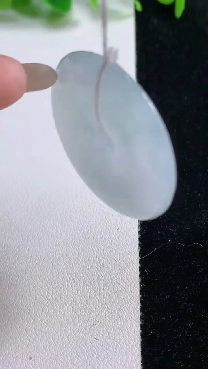 天然A货翡翠平安扣吊坠，尺寸35.4-6，重量:14.81g
10月14日