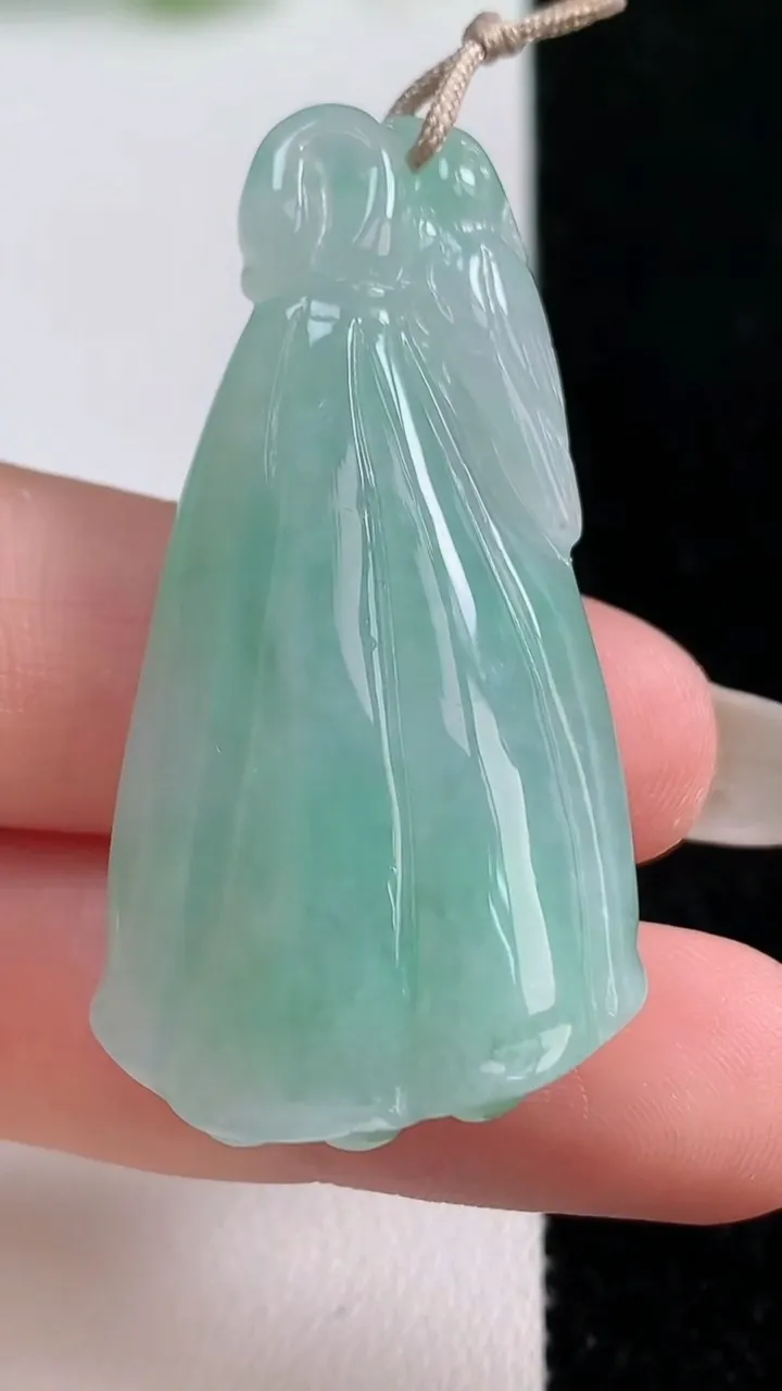 天然A货翡翠莲蓬吊坠，尺寸43-22.7-11.5，重量:15.96g
10月14日
