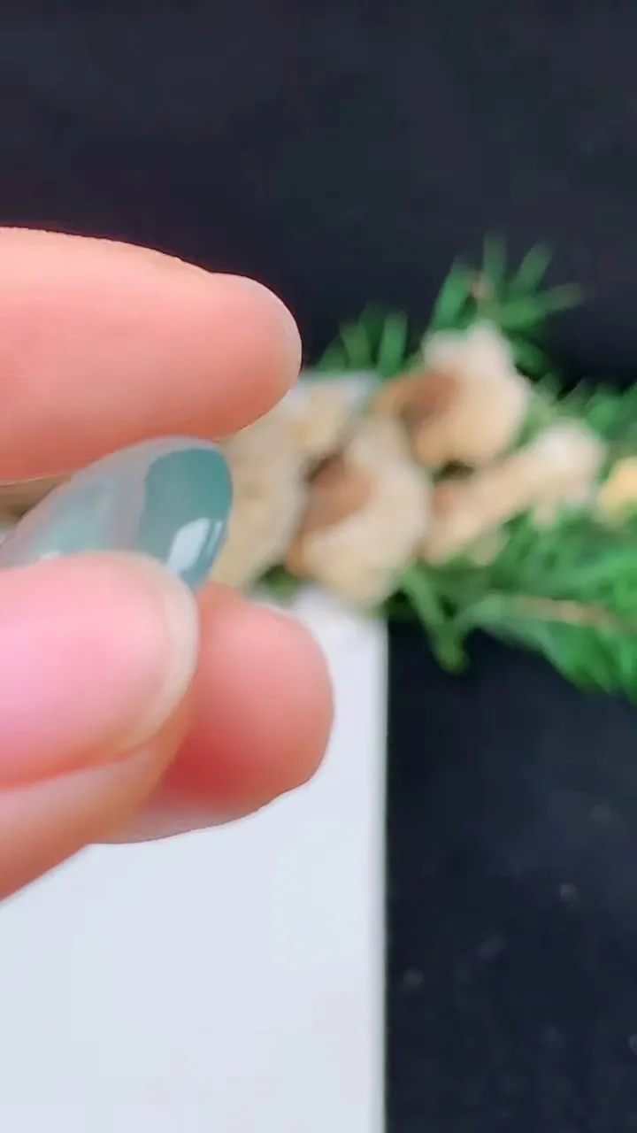 天然A货翡翠平安扣吊坠，尺寸18.4-3.7，重量:2.45g
10月14日