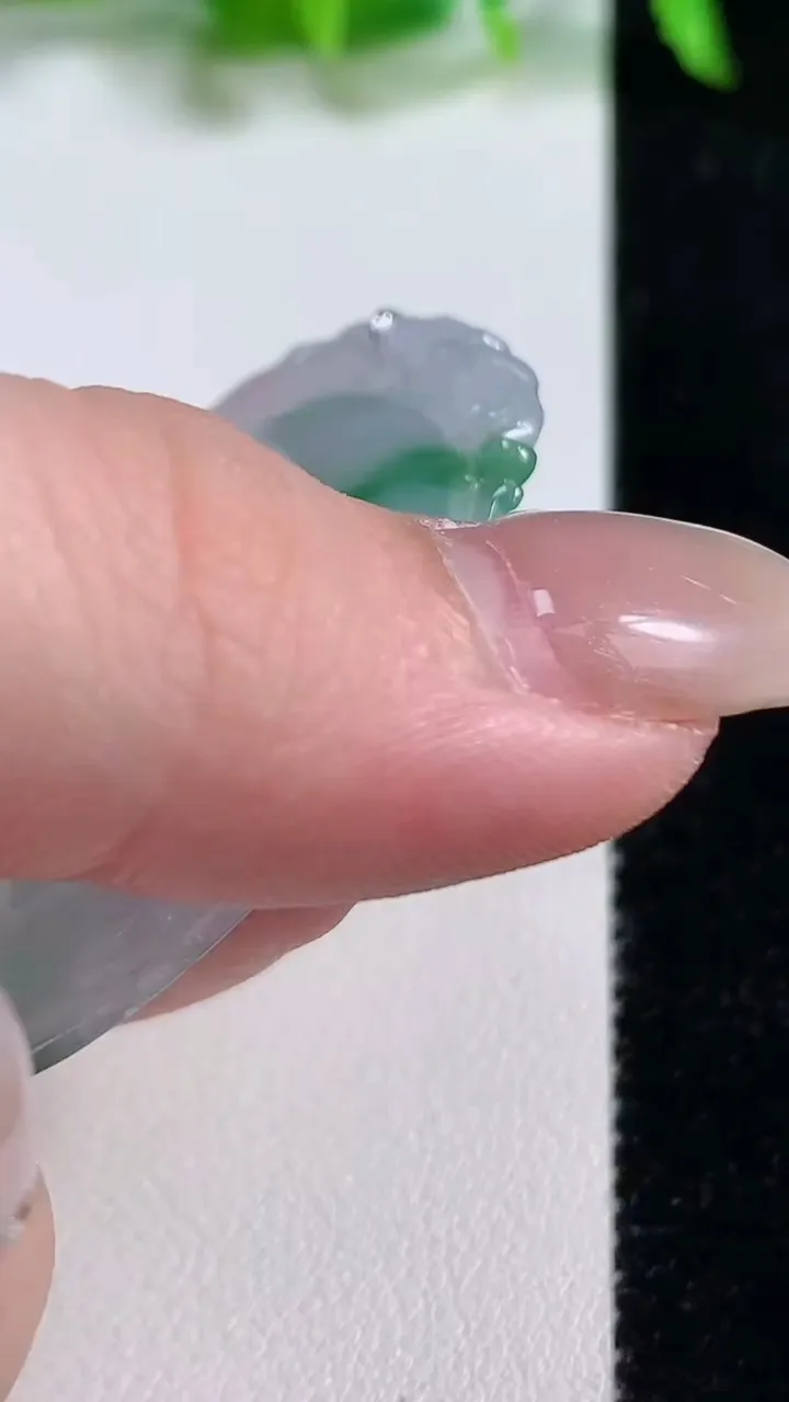 天然A货翡翠如意吊坠，尺寸48.2-37-6.2，重量:19.19g
10月14日