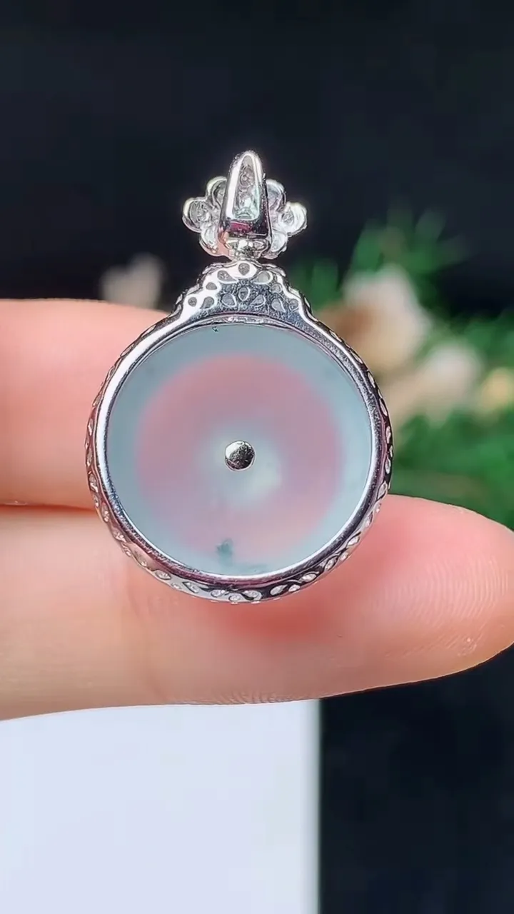 天然A货翡翠飘花平安扣吊坠，尺寸28-18.6-8.8，裸石16.7，重量:5.00g
10月14日