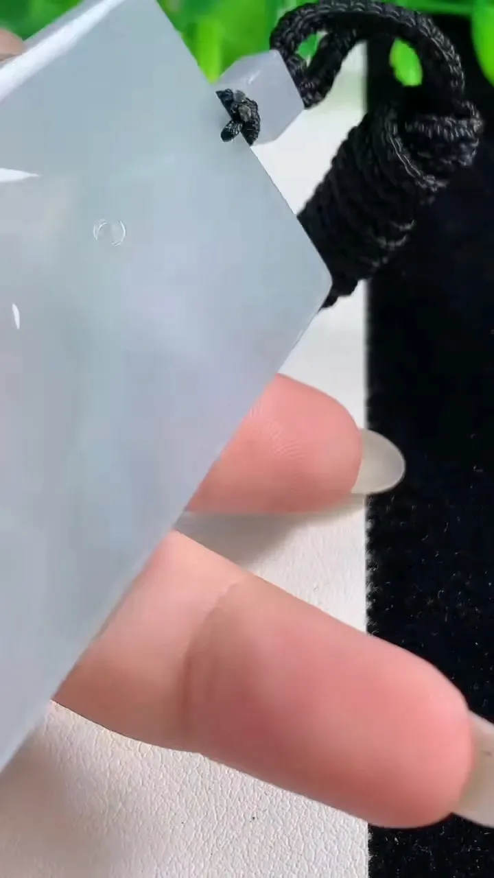 天然A货翡翠大势至观音菩萨吊坠，尺寸67.4-42-5.9，重量:45.09g
10月14日