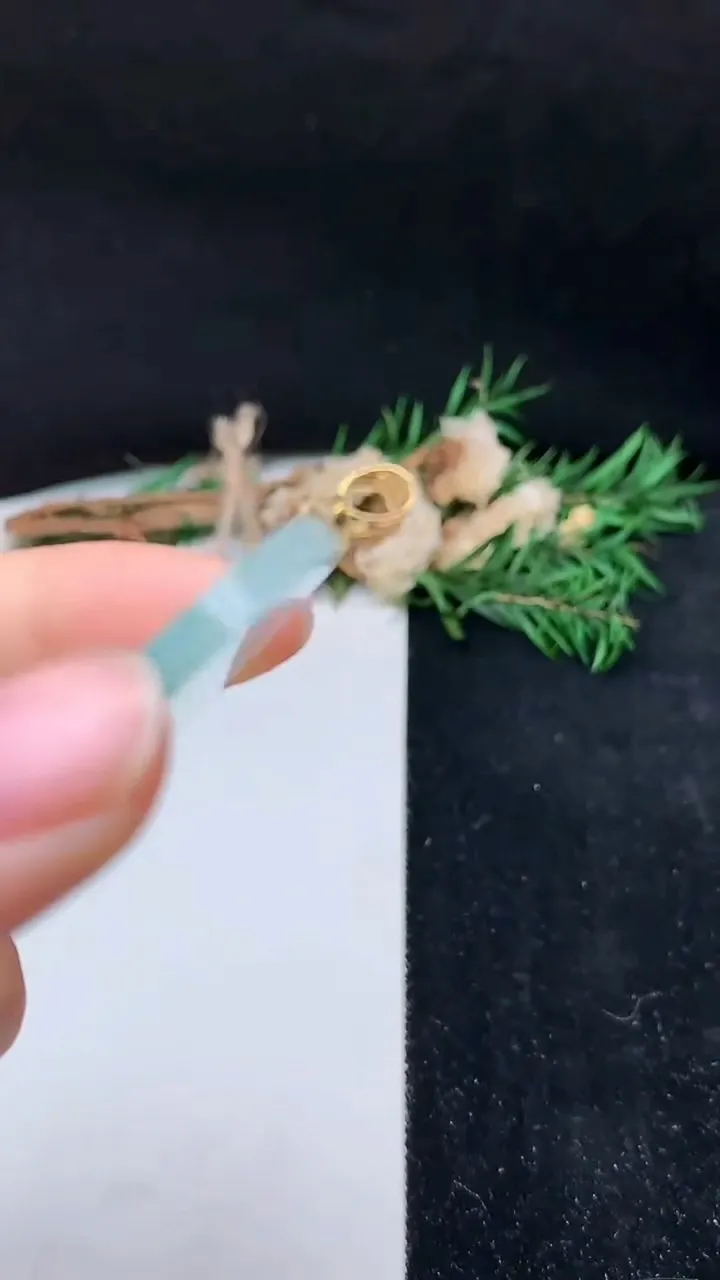 天然A货翡翠飘花无事牌吊坠，尺寸44.7-3.7，重量:21.05g
10月14日