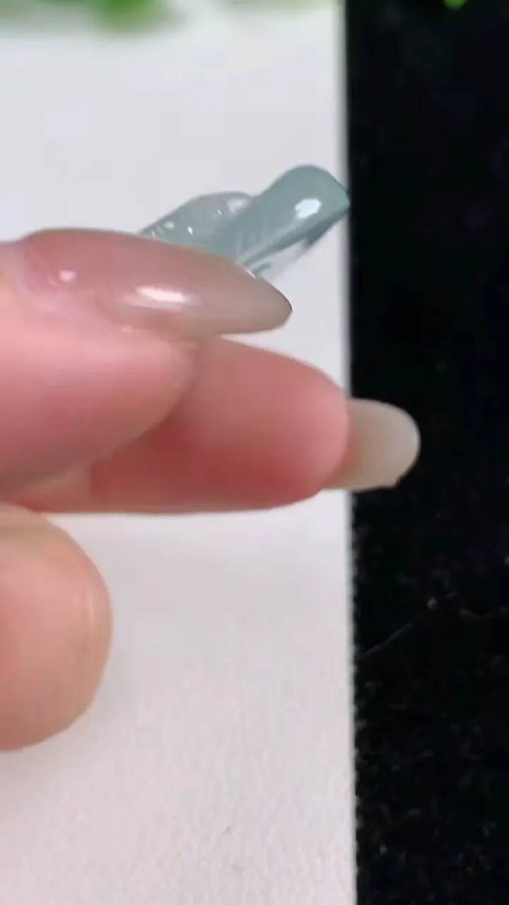 天然A货翡翠龙牌吊坠，尺寸54.8-32-5.6，重量:22.90g
10月14日