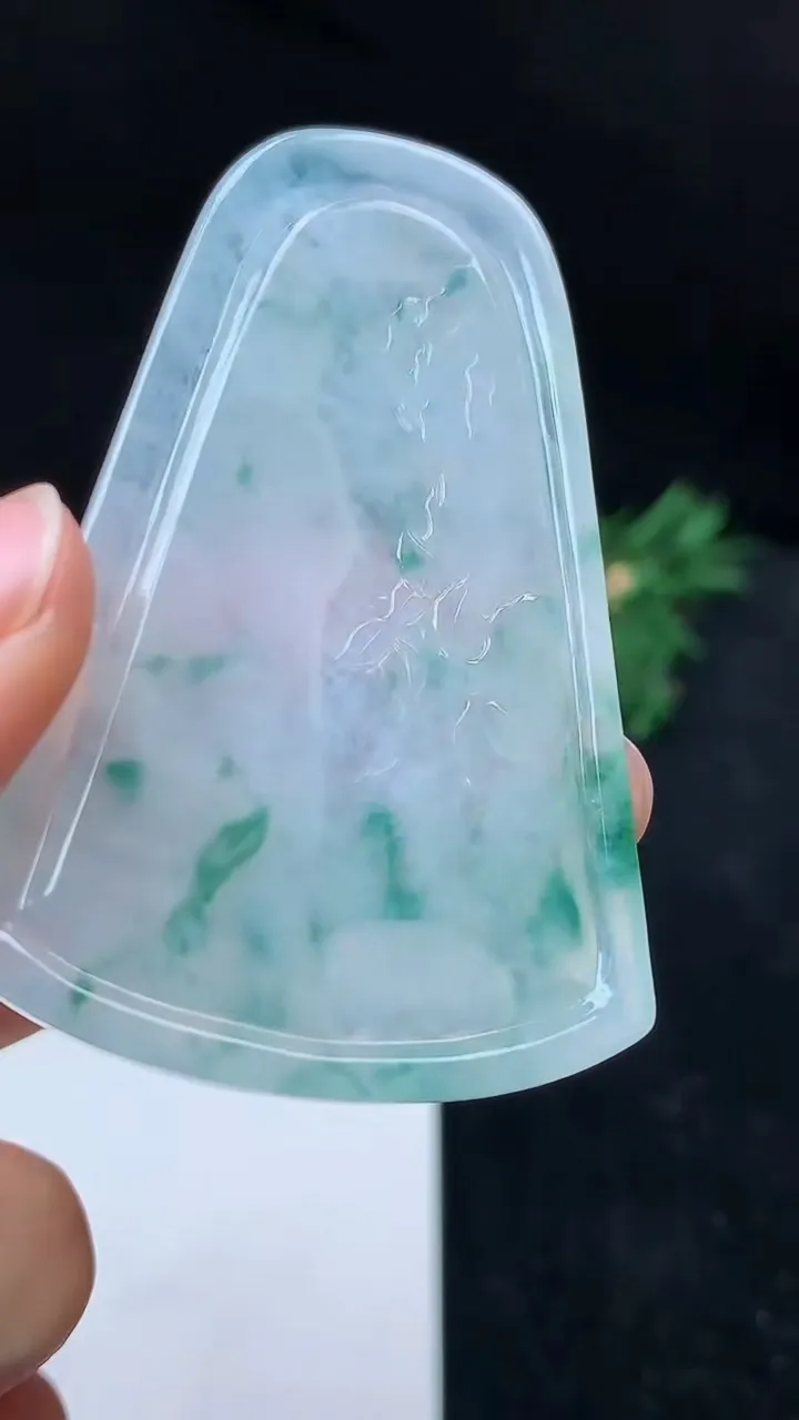 天然A货翡翠飘花山水观音菩萨吊坠，尺寸61.2-41.5-5.8，重量:29.02g
10月14日