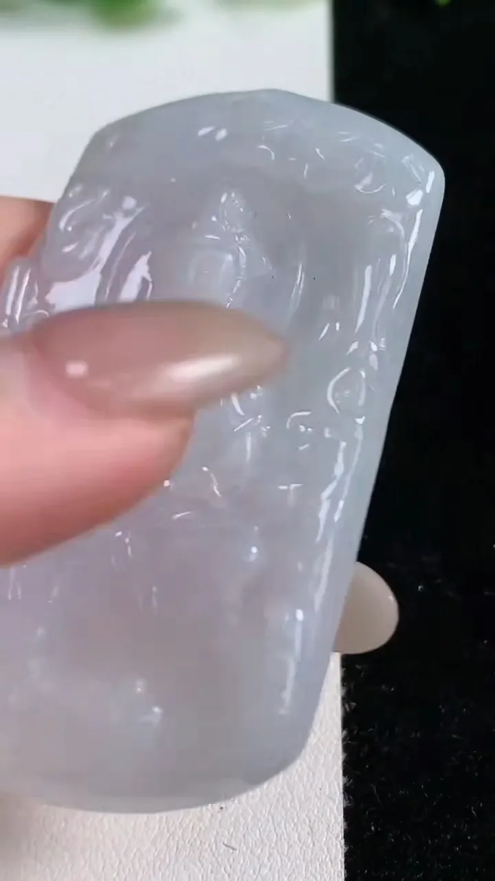 天然A货翡翠观音菩萨吊坠，尺寸63.3-39.2-5.2，重量:28.22g
10月14日