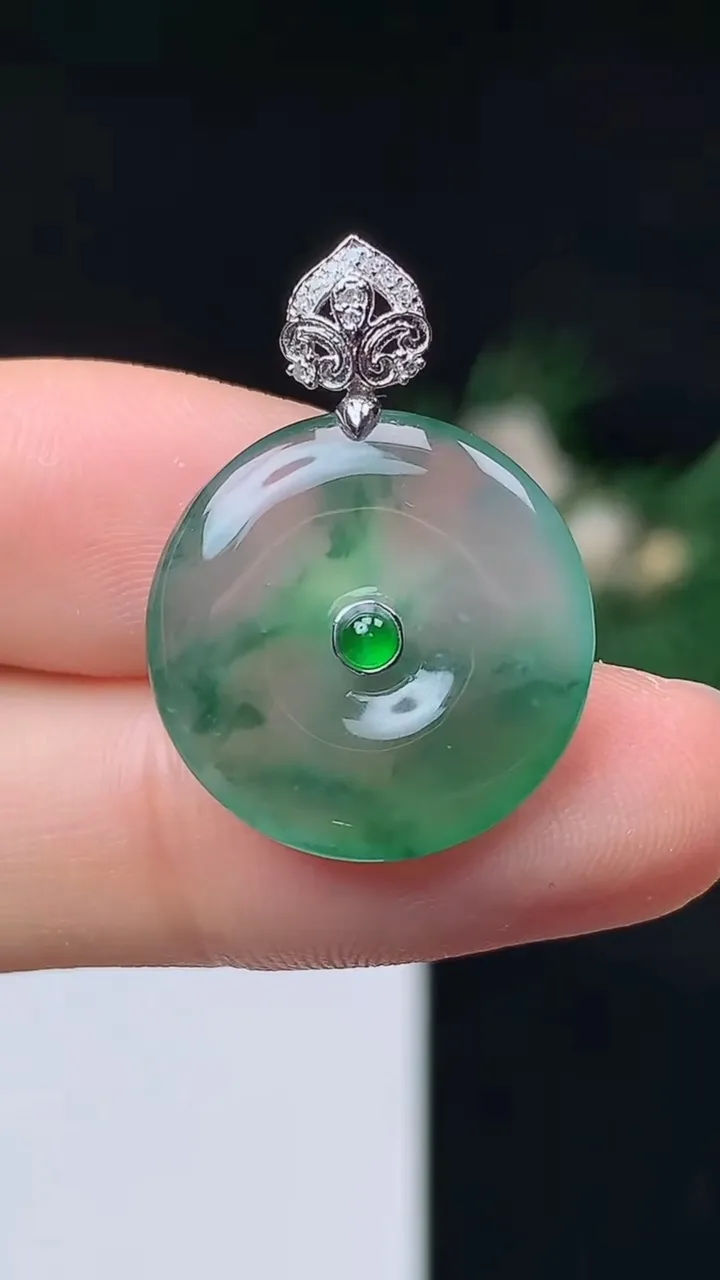 天然A货翡翠平安扣吊坠，尺寸18.4-3.9，重量:3.20g
10月14日