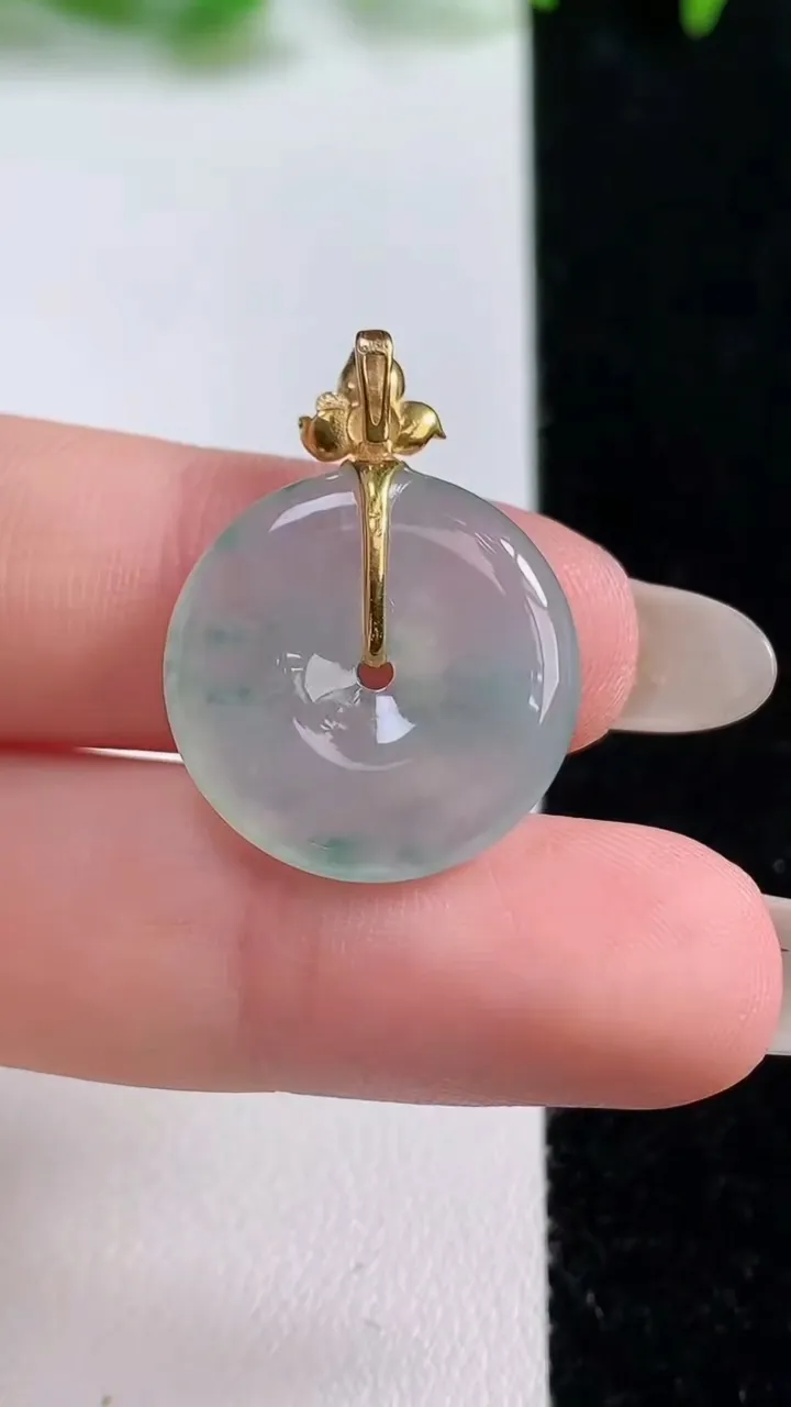 天然A货翡翠种飘花平安扣吊坠，尺寸19.2-4，重量:3.39g
10月14日