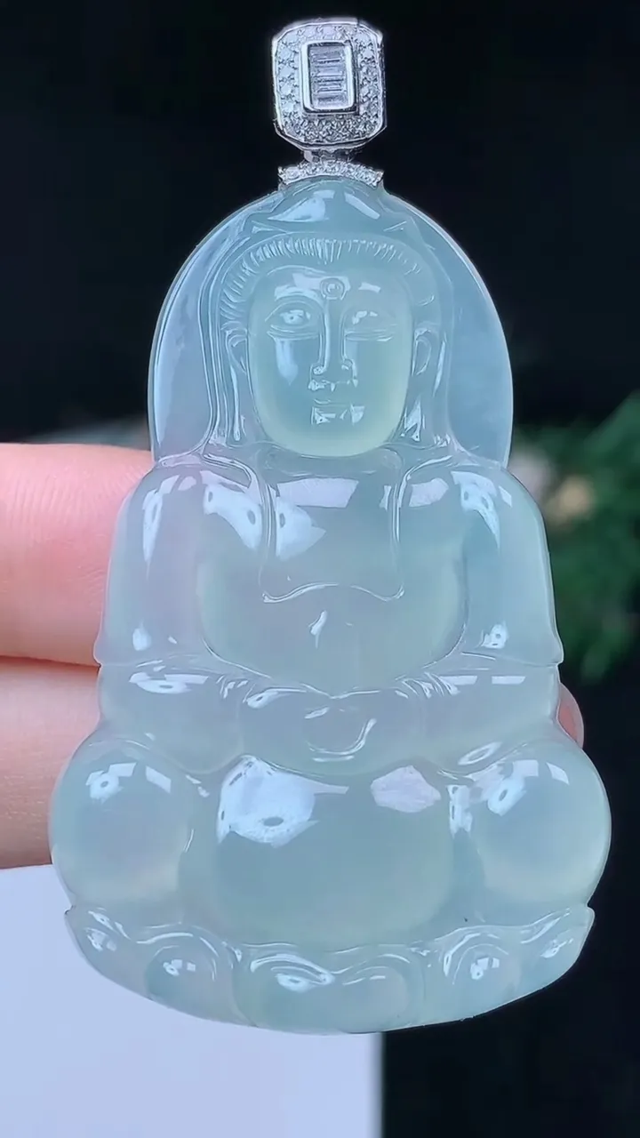 天然A货翡翠白冰观音菩萨吊坠，尺寸50.5-33-5.8，重量:18.60g
10月14日