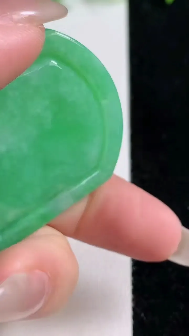 天然A货翡翠生肖虎 虎牌吊坠，尺寸45.5-35.5-5，重量:19.14g
10月14日