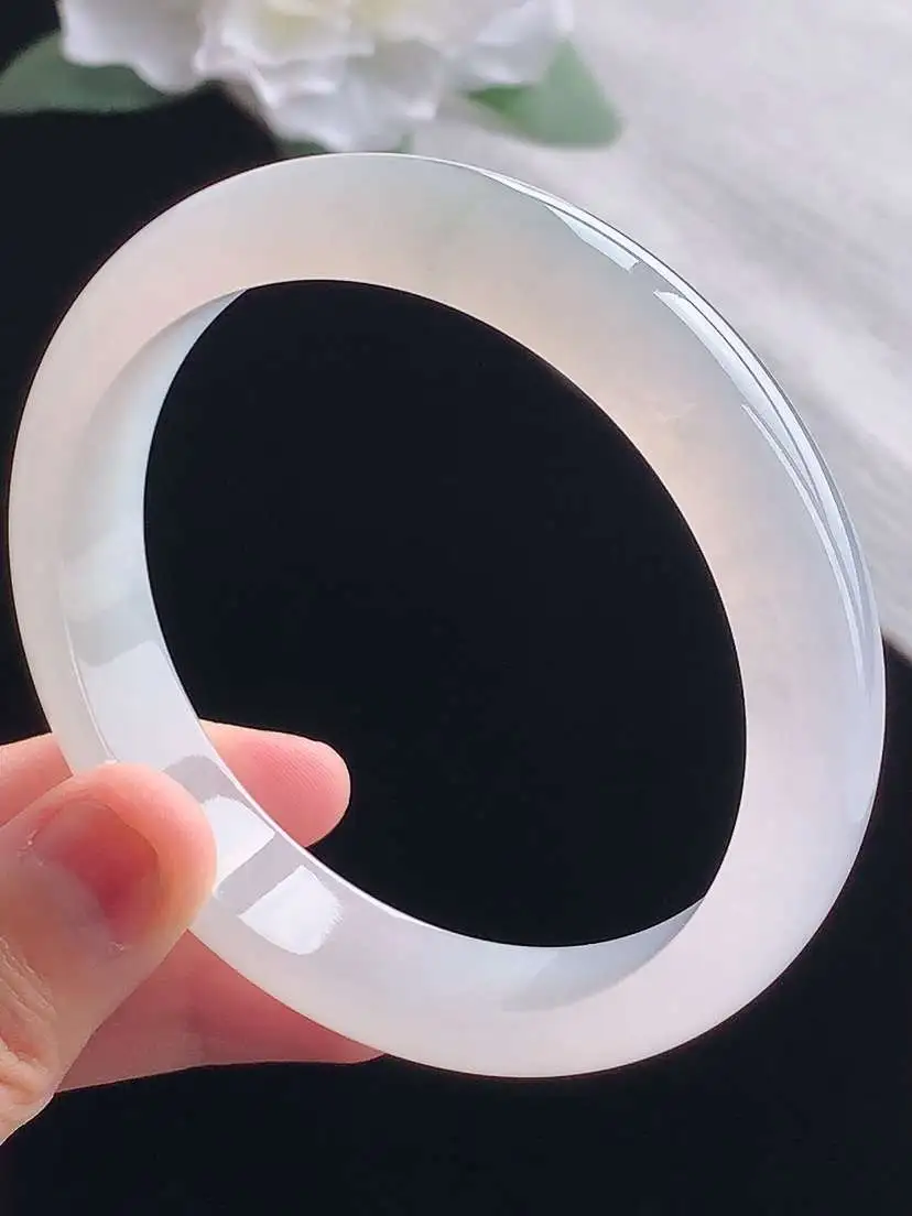 a货翡翠老坑冰种白月光正装正圈手镯62-63大圈口 尺寸62×12.6×7.5mm 重量62.60g