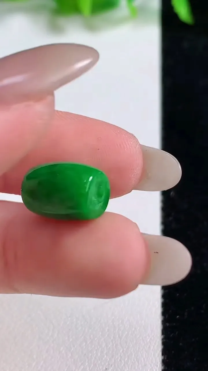 天然A货翡翠路路通吊坠，尺寸12.6-9，重量:2.30g
10月14日