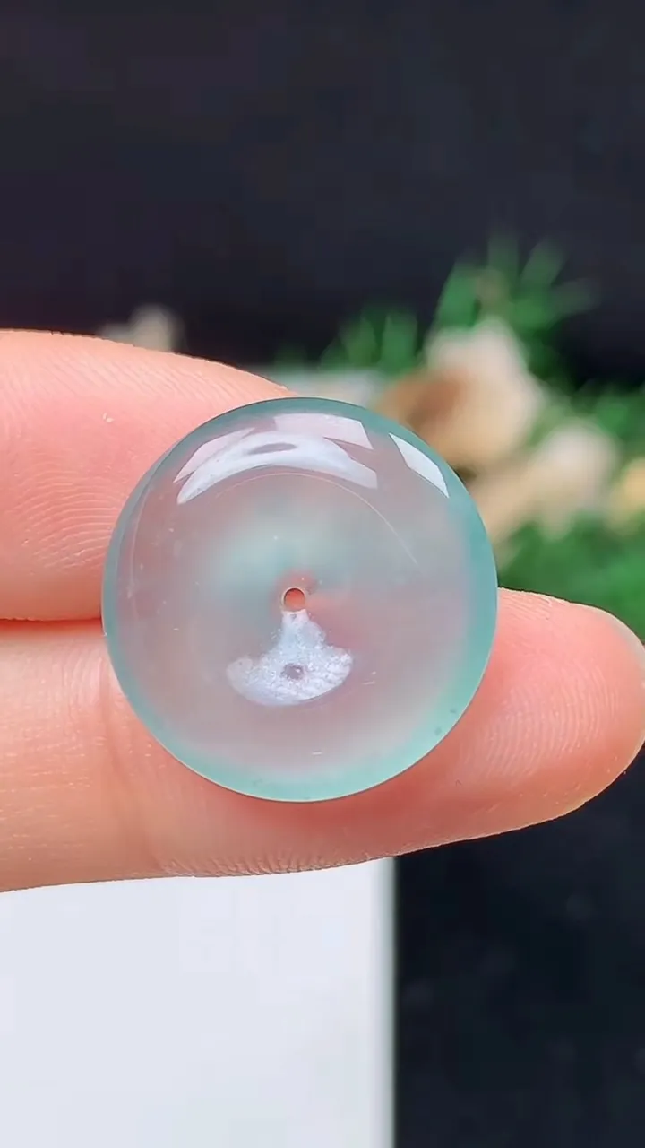 天然A货翡翠平安扣吊坠，尺寸18.4-3.7，重量:2.45g
10月14日
