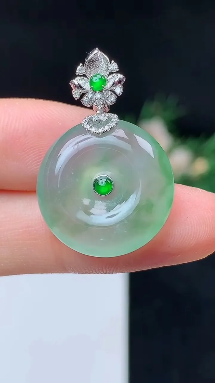 天然A货翡翠平安扣吊坠，尺寸19.4-5.6，重量:5.00g
10月14日