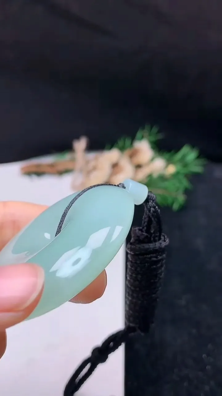 天然A货翡翠平安扣吊坠，尺寸50.7-12.9，重量:69.00g
10月14日